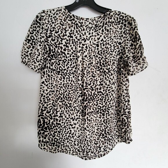19 Cooper Tan Cheetah Leopard Animal Print V Neck Short Sleeve Blouse Size Small - Picture 3 of 11